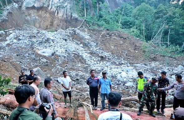 Pencarian korban di lokasi longsor