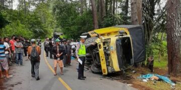 Truk yang terbalik menimbulkan tabrakan beruntun