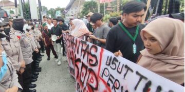 Unjuk rasa HMI di Mapolres Siantar