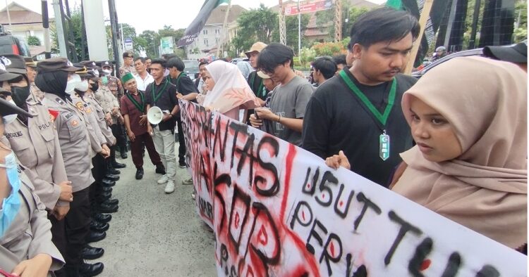 Unjuk rasa HMI di Mapolres Siantar