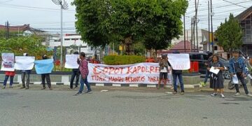 Unjuk rassa di depan Mapolres Siantar