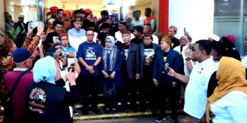 Anies Baswedan bersama istri saat akan keluar dari hotel