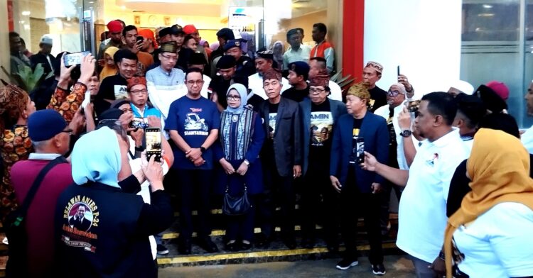 Anies Baswedan bersama istri saat akan keluar dari hotel