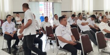 Camat Siantar Simarimbun berdiri meninggalkan rapat paripurna