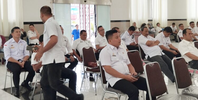 Camat Siantar Simarimbun berdiri meninggalkan rapat paripurna