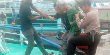 Dibantu naik ke kapal.