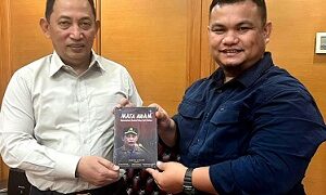 Fawer Full Fander Sihite serahkan buku kepada Jenderal Listyo Sigit Prabowo