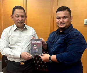 Fawer Full Fander Sihite serahkan buku kepada Jenderal Listyo Sigit Prabowo