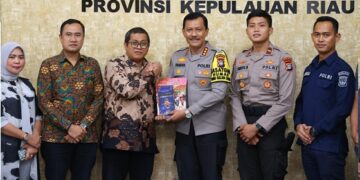 Kombes Pol Zahwani Pandra Arsyad SH MSi bersama komisioner KPU Kepri
