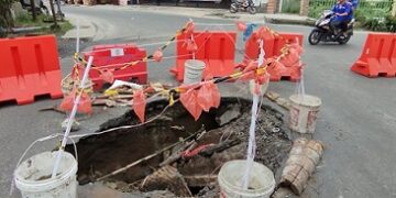 Lobang yang menganga di depan SMP Negeri 12