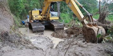 Pembersihan material longsor menggunakan alat berat