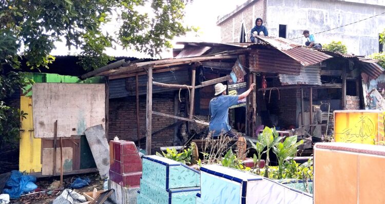 Pembongkaran dua rumah di bagian belakang lokasi TPU