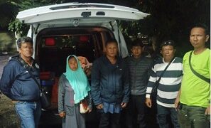 Pihak keluarga membawa korban menggunakan mobil ambulance ke rumah duka