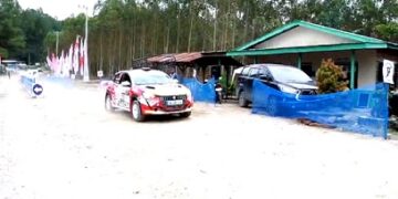 Salah satau mobil yang akan memasuki finish