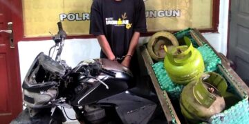 Tersangka bersama barang bukti