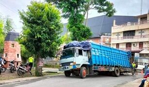 Truk yang terperosok