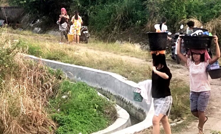 Warga kesulitan mendapatkan air