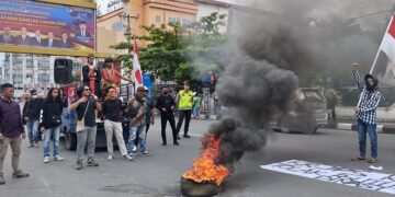 Aksi bakar ban
