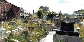 Areal TPU Muslim Jalan Pane yang sudah milai menyemak