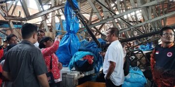 Atap balairung yang roboh