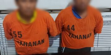 Kedua tersangka dan barang bukti