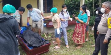 Jenazah korban dievakuasi dari rumahnya