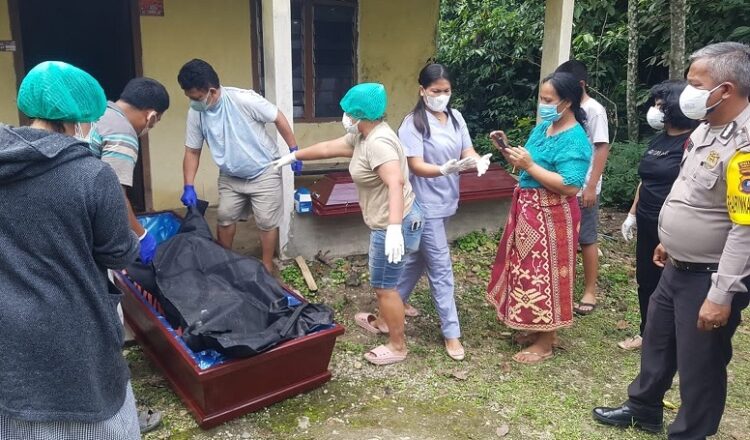 Jenazah korban dievakuasi dari rumahnya