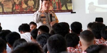 Kapolres Simalungun di depan para pelajar