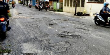 Kondisi jalan rusak di Jalan Pane