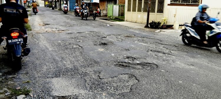 Kondisi jalan rusak di Jalan Pane