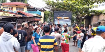 Massa menghadang   Satpol PP