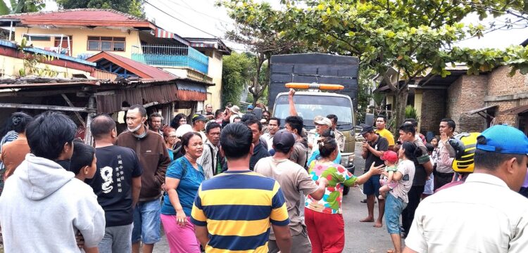 Massa menghadang   Satpol PP
