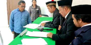 Mulia Adil Saragih perlihatkan bukti-bukti ke Bawaslu Simalungun