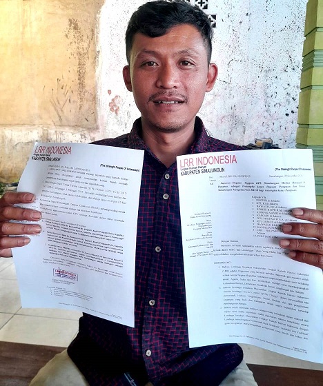 Parna Julius Sitanggang perlihatkan surat Ditreskrimum