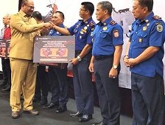 Penyerahan 1 Unit Portable Fire Pump secara simbolis