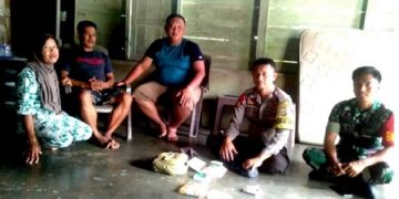 Personel Bhabinkabtibmas dan Babinsa di rumah warga yang berusaha bunuh diri