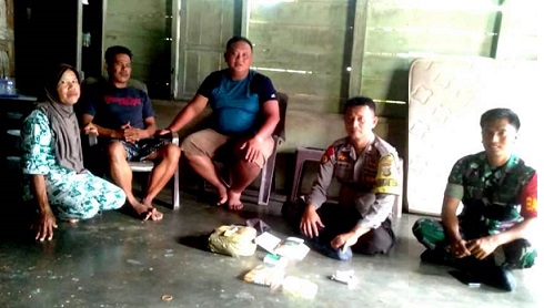 Personel Bhabinkabtibmas dan Babinsa di rumah warga yang berusaha bunuh diri