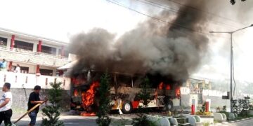 Saat api berkobar membakar bus