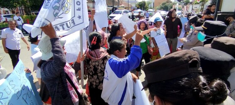 Unjuk rasa di depan Mapolres Siantar