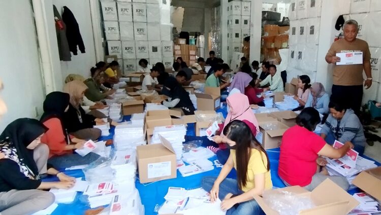 Pelipatan surat suara di gudang Jalan Parapat