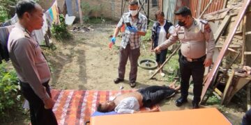 Polisi saat melakukan olah TKP