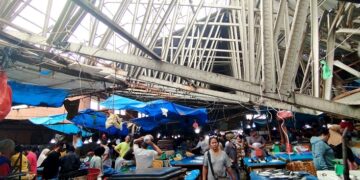 Aktifitas pedagang ikan di bawah rangka  baja ringan