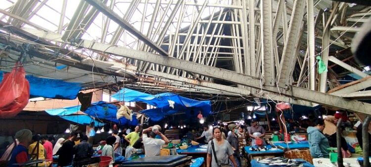 Aktifitas pedagang ikan di bawah rangka  baja ringan