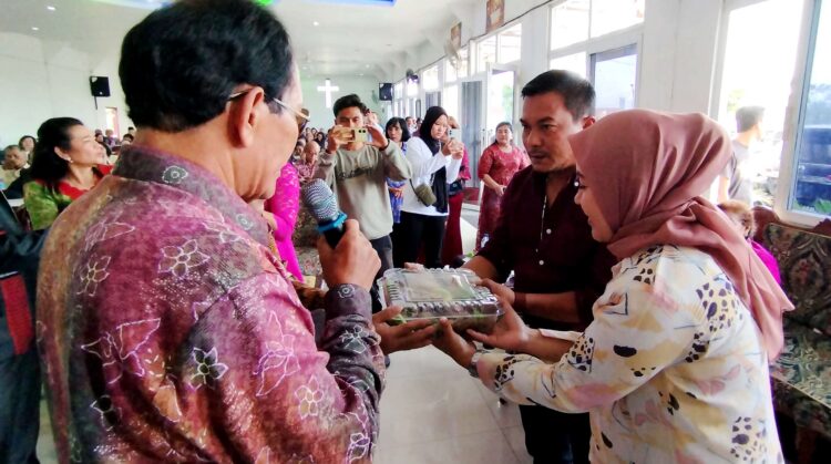Andika Praogi Sinaga SE didampingi istri terima Dayok Nabinatur dari PPTSB
