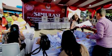 Calon pemilih terima surat suara