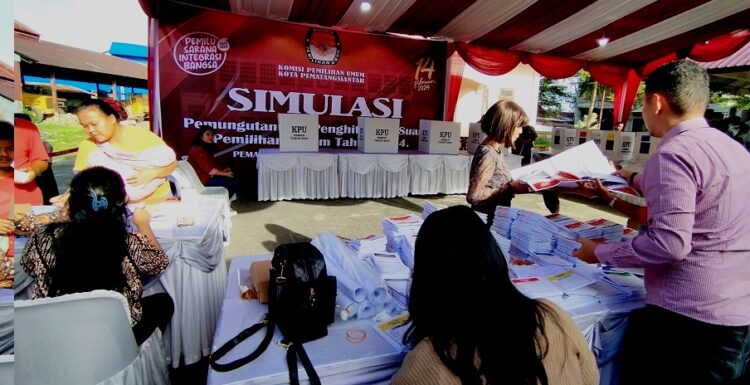Calon pemilih terima surat suara