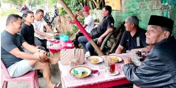Dengan bercelana puntung dan bersendal jepit, Andika Prayogi mendengar suara rakyat di salah satu warung kopi