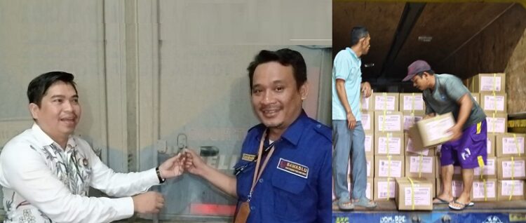 Ketua KPU Siantar dan Ketua Bawaslu Siantar saat akan membuka truk pembawa logistik