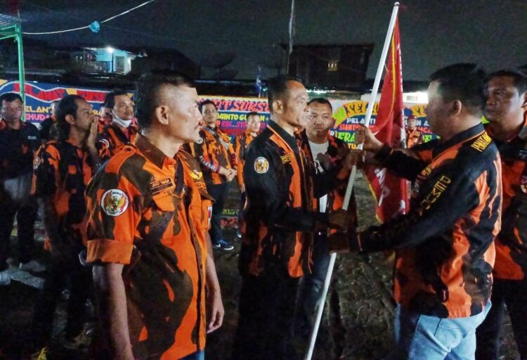 Ketua MPC serahkan Pataka Kepada Ketua PAC Siantar Timur