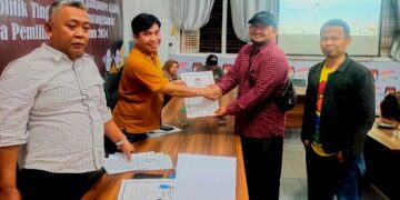 Salah satu pengurus Parpol serahkan LADK kepada ketua KPU Siantar
